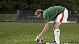 足球防守动作算违规吗？探究足球场上的防守边界与规则判定