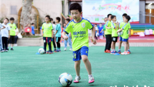 这个男孩究竟会不会踢足球？引发众人好奇与猜测