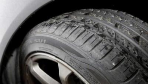 所有汽车都装足球轮胎吗