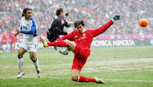 下雪天踢足球，主场是否因天气因素更具优势？