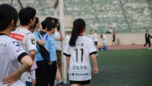 女孩踢足球能否进校队？实力机遇与努力多方因素交织探讨