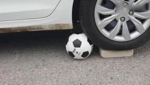 足球踢进轿车算犯规吗？规则边界与意外情境的深度探讨