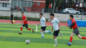 现代足球还用任加吗