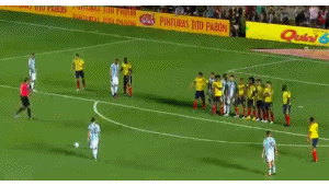 足球躺地上当人墙是否犯规,规则细节你了解多少?