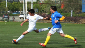 五人足球出球算犯规吗？规则解读与争议探讨