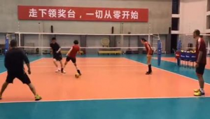 足球比赛中球员能否从裆下抢球，这一行为规则探讨