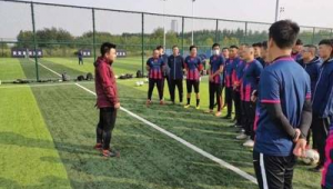 足球教练没有点技术吗？且看其在绿茵场上的专业与智慧较量