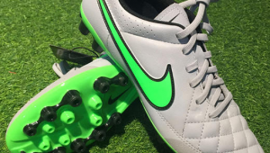 传奇足球鞋哪款宽一点，满足宽脚需求的足球鞋推荐