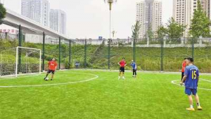 家门口的运动梦想：小区下面就有足球场吗？