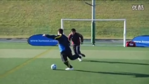 趣味足球拨球过人训练游戏：畅享足球技艺提升的欢乐时光