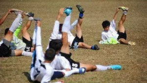 足球夏天需热身运动吗？关乎健康与表现的关键探讨