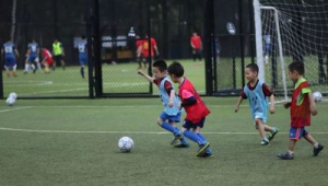 足球比赛拍近景好看与否，引发对拍摄视角的思考