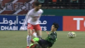 足球滑铲撞上球门是否犯规?规则解读与争议探讨