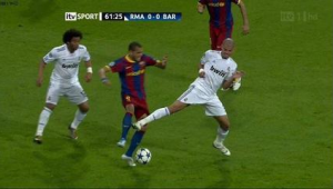 足球中假摔只是战术？背后真相与影响引发深思