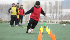 冬天还能踢足球吗？当下是否仍适合在户外绿茵驰骋