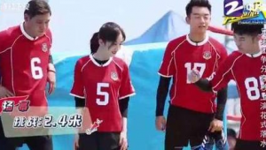 足球踢到对手肚子是否算犯规?规则解读与实际判罚分析