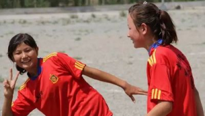 女生赤脚可以踢足球吗？探索赤脚踢球背后的真相与挑战