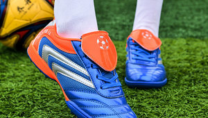 足球鞋推荐踢球吗女生