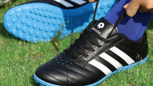 女足球鞋自己买安全吗？探讨女足装备购买的那些事儿