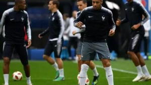 足球队出场烟雾大吗？赛场迷雾背后的真相与疑问