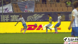 足球传球踩底线是否犯规：规则解析与争议探讨