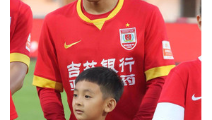 足球小球童在场上需要捡球吗？背后真相你了解多少