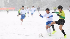 东北冬天室外踢足球的人多吗？探寻冰城足球热背后的真相！