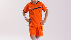 儿童足球套装按身高算吗