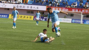 足球场上铲断别人腿会受处罚吗?判罚标准揭秘