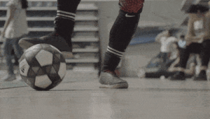 男生踢足球穿啥鞋好看？时尚与性能兼具的选择大揭秘