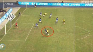 足球遮挡对方视线是否算犯规,规则解读与争议探讨