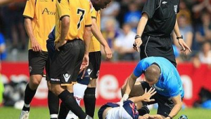 踢足球会把腿踢骨折吗？风险解析与防护要点