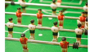 被人玩成足球游戏是否犯法，背后的法律真相需明晰