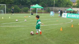 4岁左右孩子适合学足球吗？这个年龄学足球有啥好处与挑战？