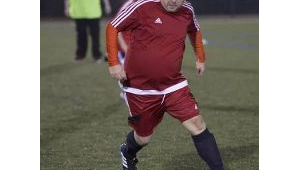 踢足球的人胖子多吗