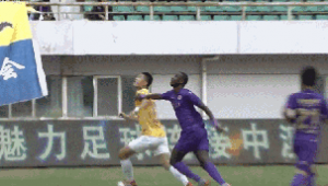 足球压人肩膀算犯规吗?解析足球场上这一争议判罚要点