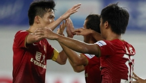 足球开局能否过半线？这一悬念引发无数球迷心底的好奇与期待