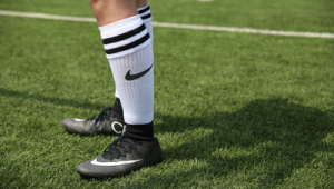 大钉足球鞋送足球袜？这样的搭配你觉得怎么样？