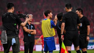 足球裁判判罚引争议：此次究竟是低级误判还是另有隐情？